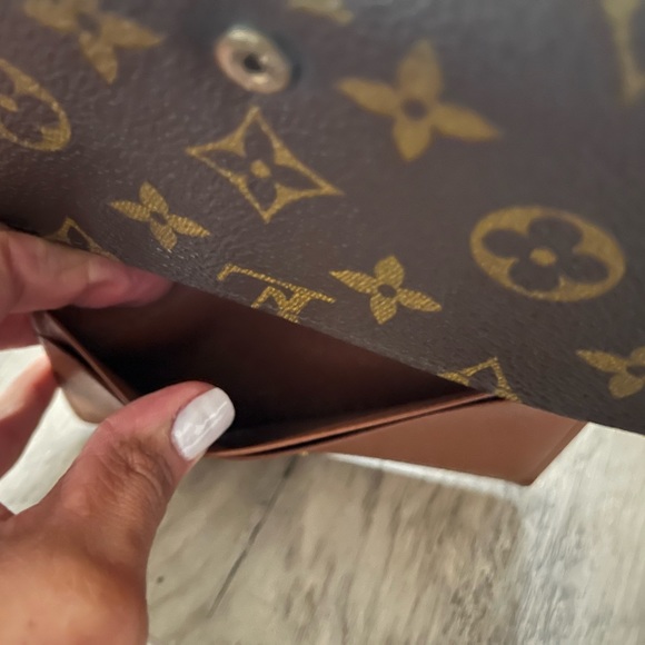 LUIS VUITTON
Compact Wallet - Picture 4 of 11